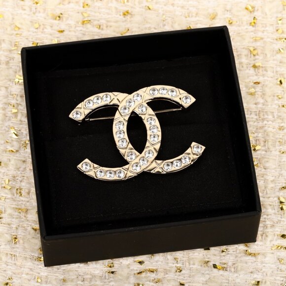 CHANEL‘s Classic Diamond-encrusted Brooch - Picture 2 of 7